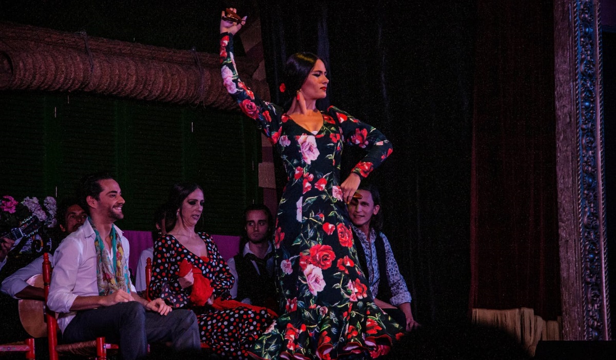 bailaora-de-flamenco-con-castanuelas